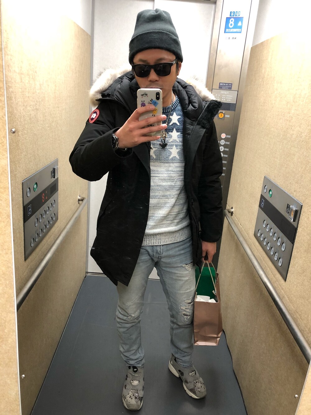 「エレベーター、お出かけと思わせつつ帰宅、冬マリン」｜「BAYFLOWのBAYFLOW／FADE STAR ニットプルオーバー（ニット/セーター、ブルー系）」を使った、hachi8さん（メンズ・174cm）の冬コーディネートの1枚目の写真