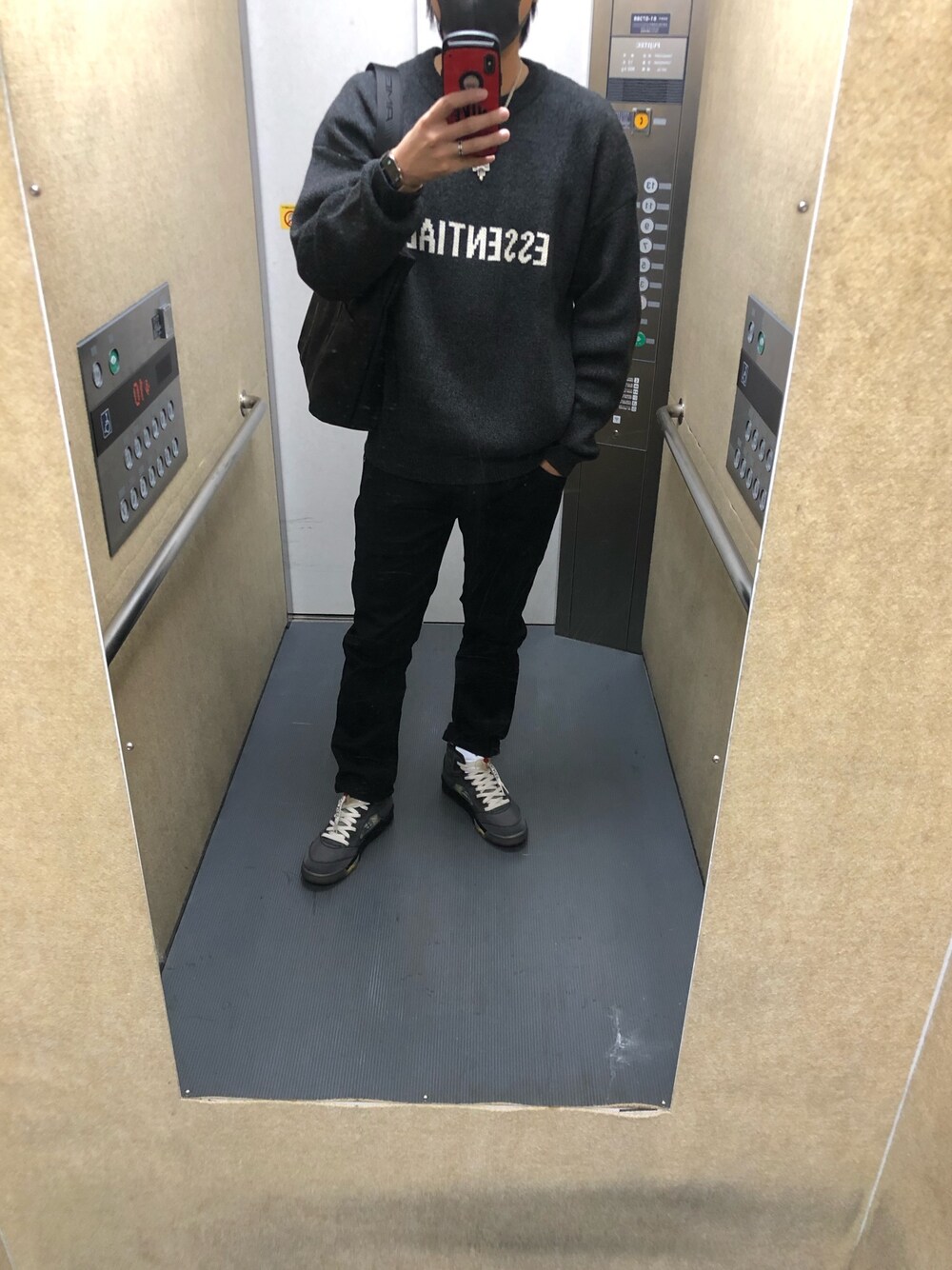 「エレベーター、ブラックコーデ」｜「NIKE×Off-Whiteのアイテム（スニーカー、ブラック系）」を使った、hachi8さん（メンズ・174cm）の秋コーディネートの1枚目の写真