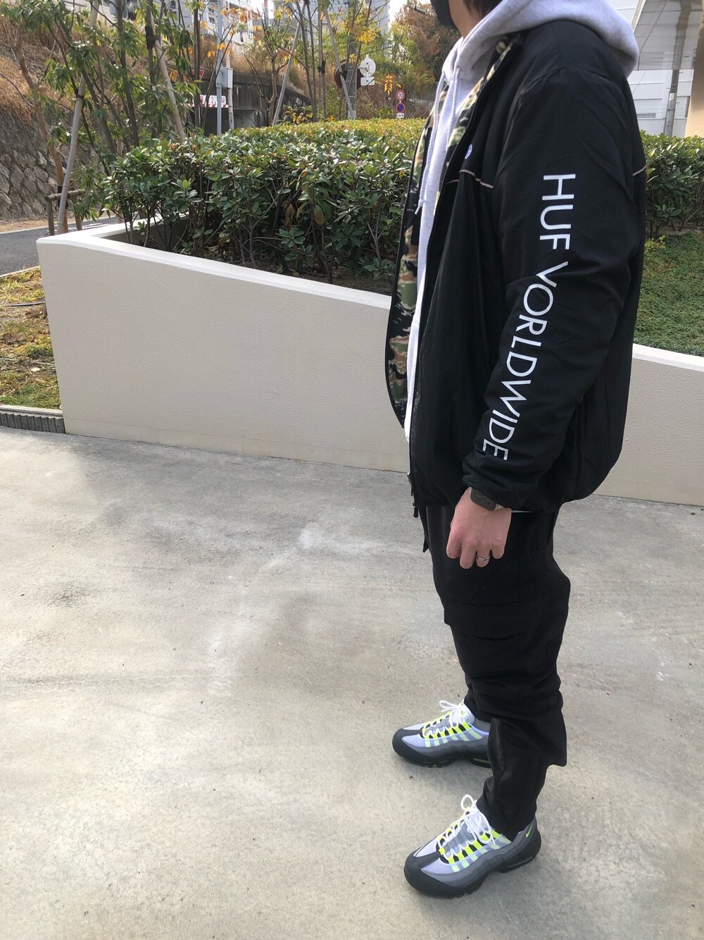 「スニーカー好きな人と繋がりたい、ストリート、NIKE AIR MAX、エアマックス狩り、ステューシー、ハフ」｜「NIKEのアイテム（スニーカー、イエロー系）」を使った、hachi8さん（メンズ・175cm）の冬コーディネートの1枚目の写真
