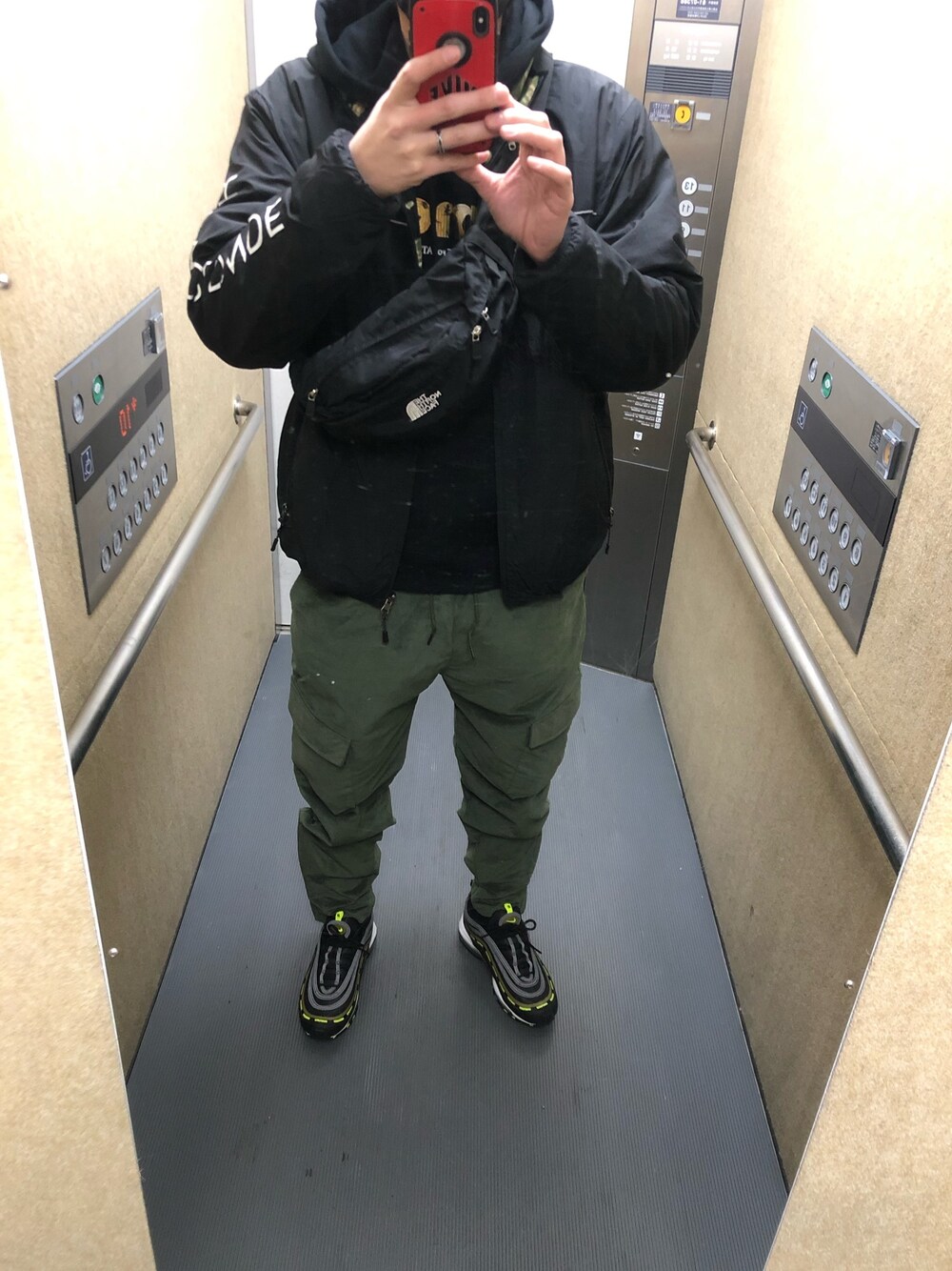「スニーカー好きと繋がりたい、ファッション好きと繋がりたい、スニーカーコーデ、スニーカー男子、スニーカーおじさん、ストリート、あしもと倶楽部、エアマックス97」｜「NIKE×UNDEFEATEDのアイテム（スニーカー、ブラック系）」を使った、hachi8さん（メンズ・175cm）の冬コーディネートの1枚目の写真
