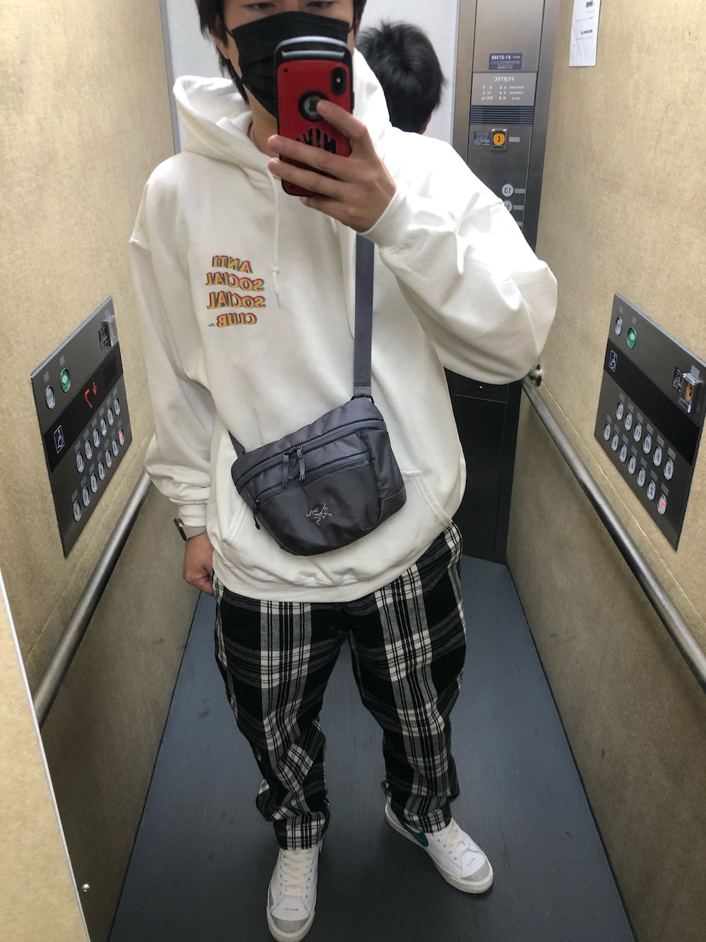 「プチプラミックス、アンチソーシャルソーシャルクラブ、激安GU、ブレーザー、ストリートMIX、エレベーター、スニーカー好きと繋がりたい、スニーカーおじさん、アラフォー、シェフパンツ」｜「ANTI SOCIAL SOCIAL CLUBのアイテム（パーカー、ホワイト系）」を使った、hachi8さん（メンズ・175cm）の春コーディネートの1枚目の写真