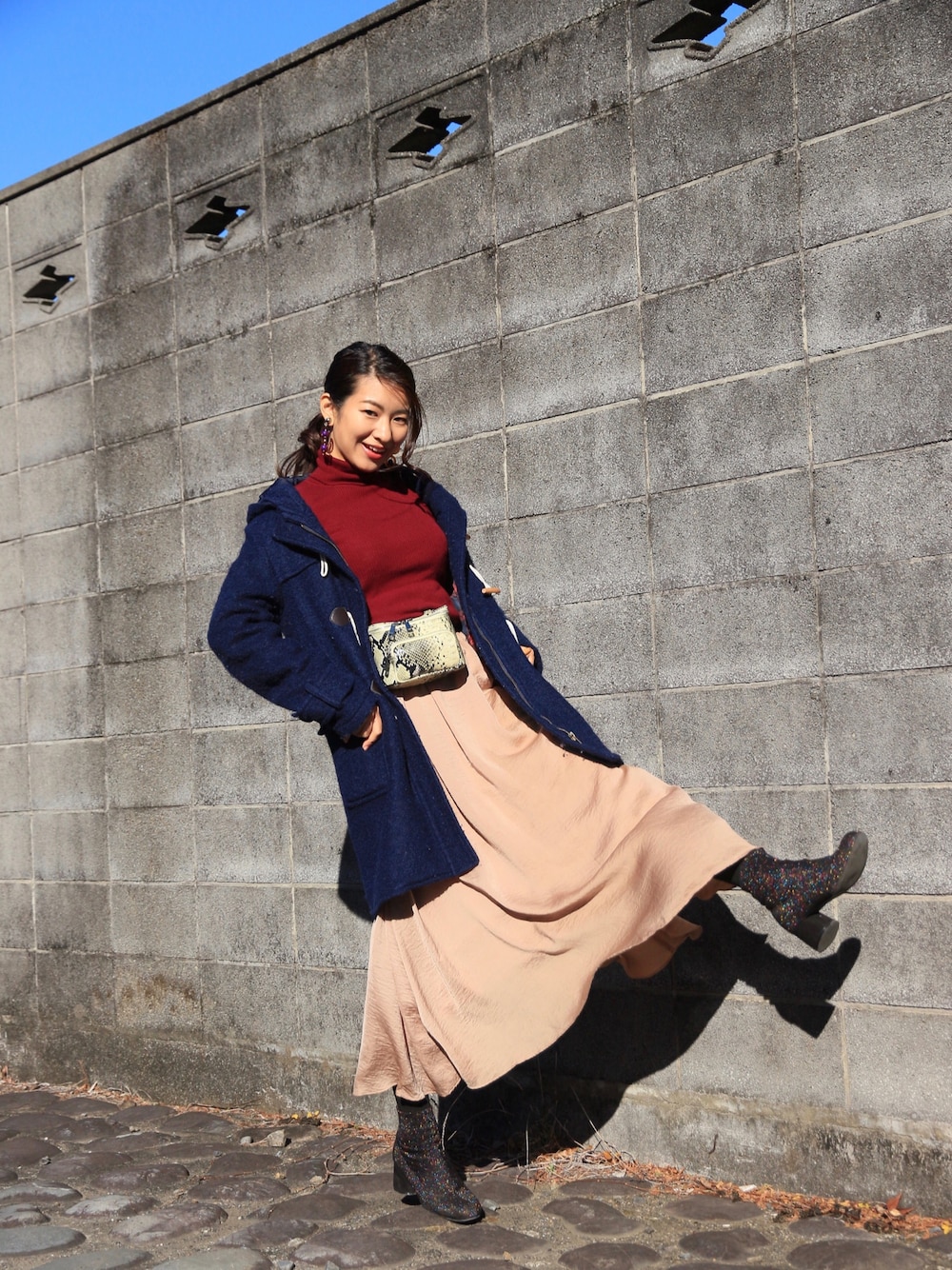 「UNIQLO、titty&Co.、murua、HoneySalon、ダッフルコート、ロングダッフル、ラメニットブーツ、ニットブーツ、サテンスカート、ウエストポーチ」｜「Honey Salonの【ViVi 12月号掲載】 ミドルストレッチブーツ（ブーツ、ブラック系）」を使った、りなっぺさん（レディース・161cm）の冬コーディネートの1枚目の写真