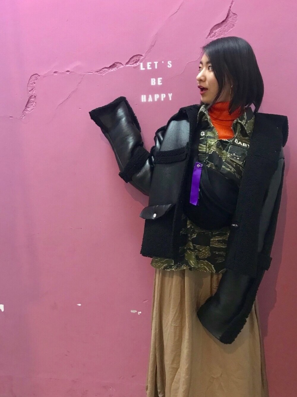 「迷彩、タートルネック、ボディバッグ、ウエストポーチ、チョコ色に染まれ、Berak.、titty&Co.、FIG&VIPER、jouetie、ラメニット」｜「FIG&VIPERのFムートンコート（ブルゾン、ブラック系）」を使った、りなっぺさん（レディース・161cm）の冬コーディネートの1枚目の写真