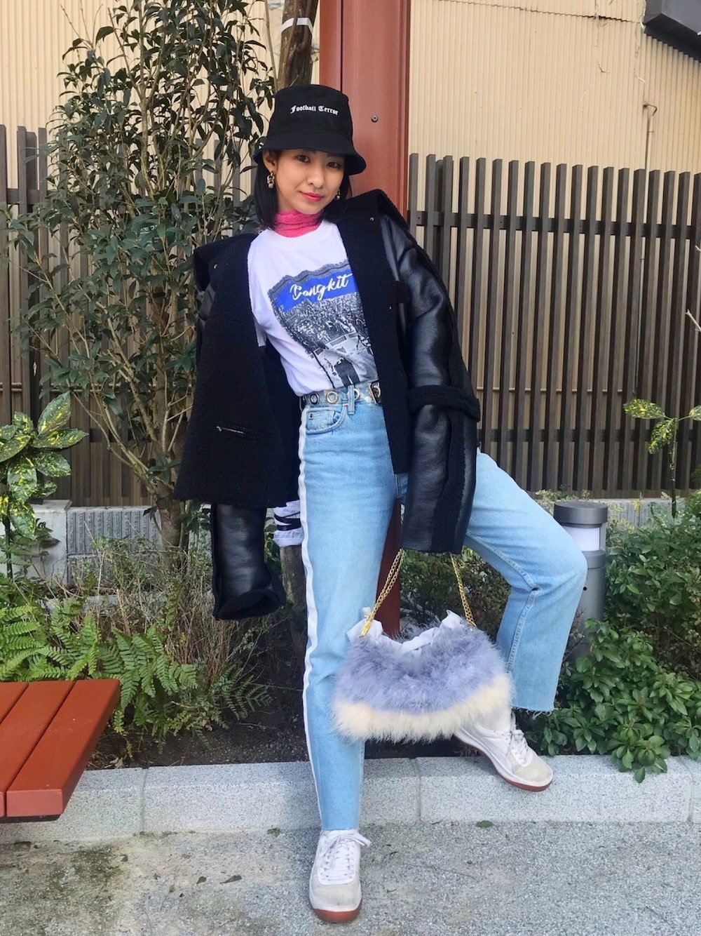 「ファーバッグ、クリアベルト、バケットハット、レースインナー、Tシャツ、HoneySalon、ZARA、jouetie、PUMA、FIG&VIPER」｜「PUMAのPUMA GV Special Basic Sport 14HO ABC-MART限定 07White24.5（スニーカー、ホワイト系）」を使った、りなっぺさん（レディース・161cm）の冬コーディネートの1枚目の写真