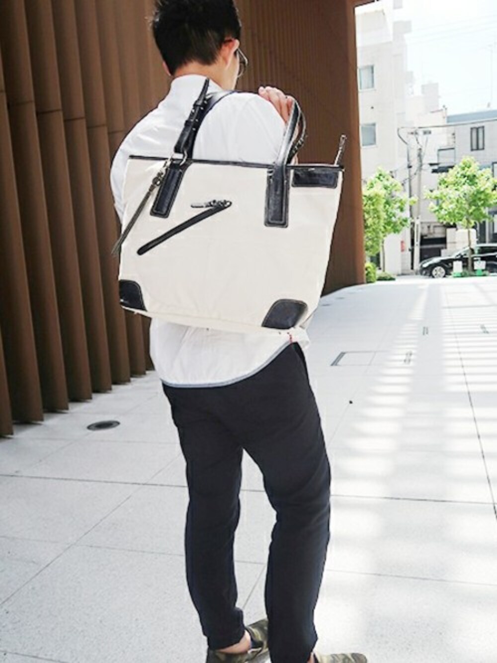 「トートバッグ、夏、men、シロシャツ、黒パンツ、さわやか、さわやかコーデ、P.I.D」｜「P.I.Dのピーアイディー【P.I.D】牛革×キャンバスコンビトートバック（トートバッグ、ホワイト系）」を使った、AKAさん（メンズ・172cm）の夏コーディネートの1枚目の写真