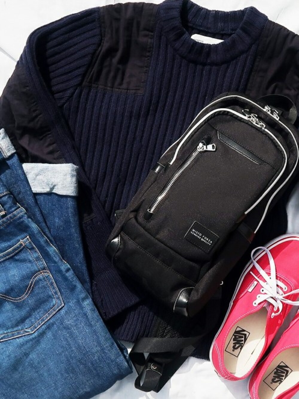 ブラック系のボディバッグ/ウエストポーチを着用したメンズの冬コーディネートの1枚目の写真