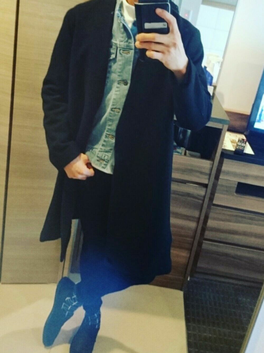 「お洒落さんとつながりたい、インナーデニム、アダムエロペ(ADAM ET ROPE')、柄ソックス、冬」｜「UNIQLOのアイテム（デニムジャケット、ブルー系）」を使った、yuki.t さん（メンズ・172cm）の冬コーディネートの1枚目の写真