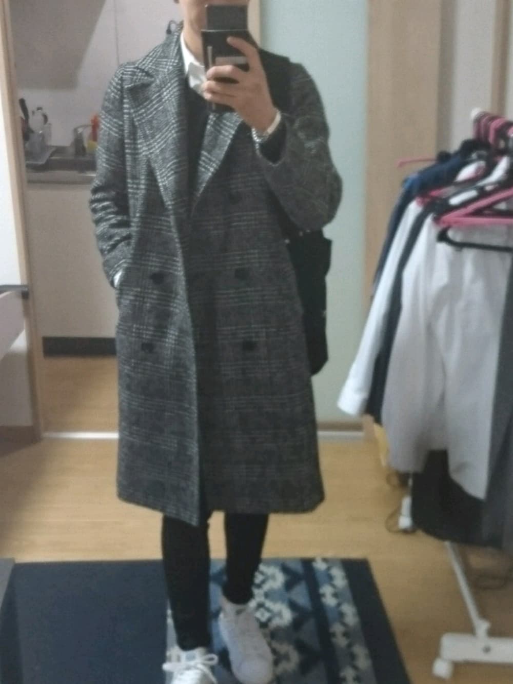 「GU、おしゃれさんと繋がりたい、レディース、白スニーカー」｜「GUのアイテム（チェスターコート、ブラック系）」を使った、yuki.t さん（メンズ・172cm）の冬コーディネートの1枚目の写真