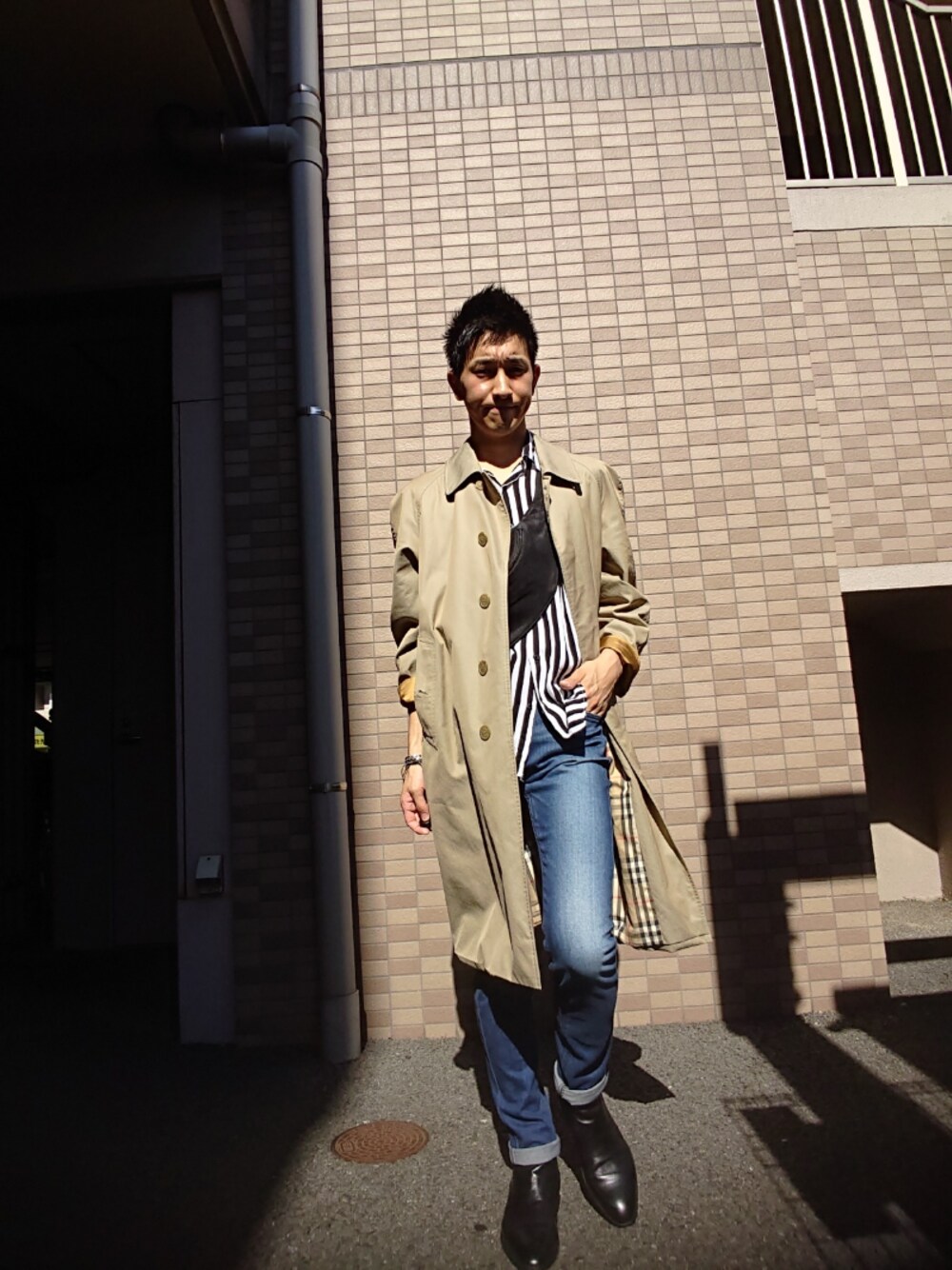 「アキコーデ、秋服、デニムパンツ、ステンカラーコート、古着、burberry、ストライプ、おしゃれさんと繋がりたい、オトナカジュアル、秋コーデ」｜「BURBERRYのアイテム（ステンカラーコート、ベージュ系）」を使った、yuki.t さん（メンズ・172cm）の秋コーディネートの1枚目の写真