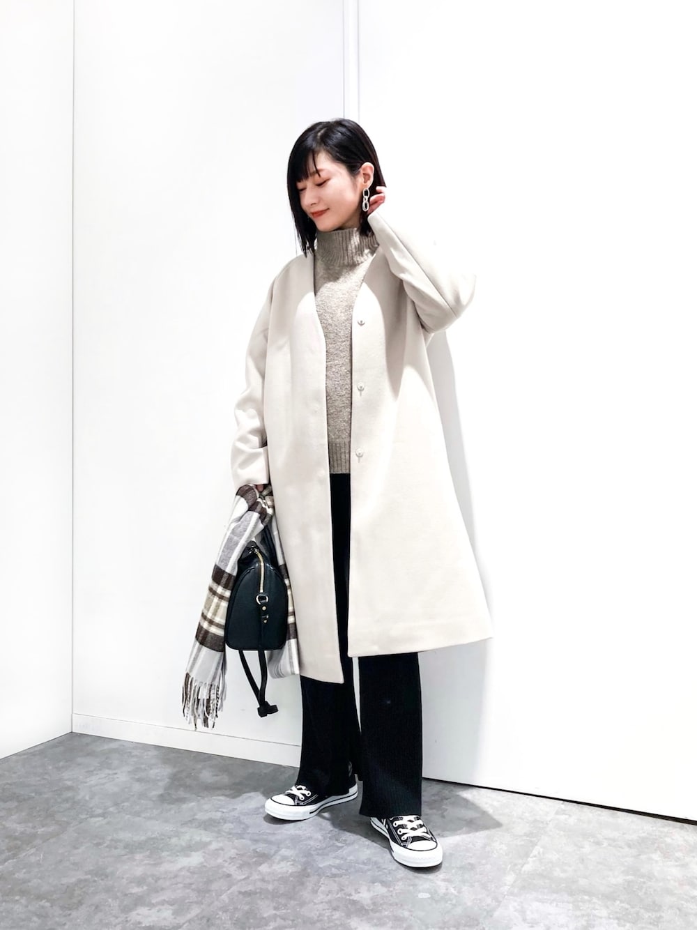 「グローバルワーク(GLOBAL WORK)、ノーカラーコート、タートルネック、ニットパンツ、ストール、ビッグシルエット、スニーカーコーデ、マイベストコーデ2020、ママコーデ、低身長」｜「GLOBAL WORKの軽やかストレッチノーカラーコート/884071（ノーカラーコート、ベージュ系）」を使った、Rさん（レディース・155cm）の冬コーディネートの1枚目の写真