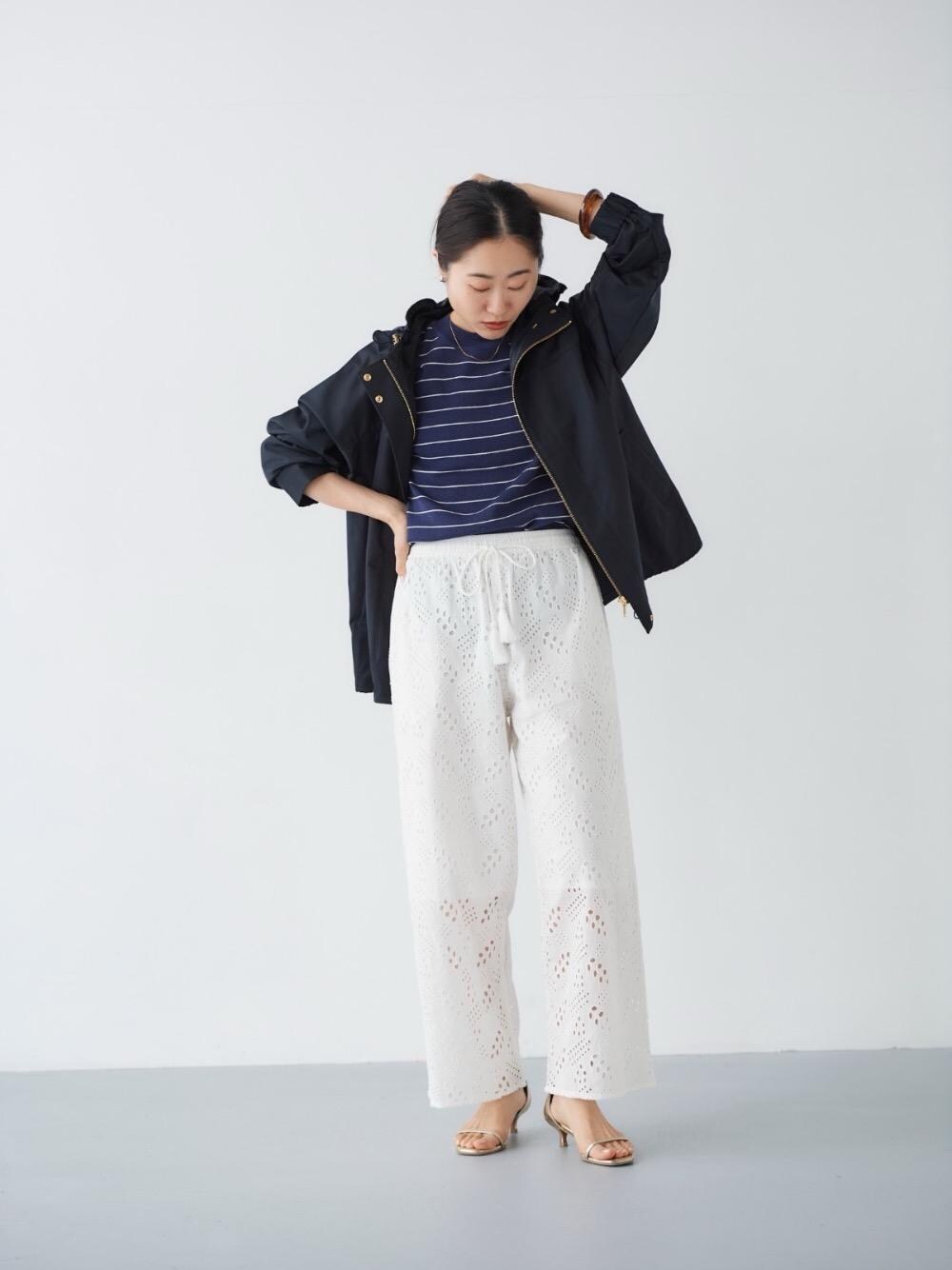 ブルー系のブルゾン、ブルー系のニット/セーター、ホワイト系のその他パンツを着用したレディースの春コーディネートの1枚目の写真