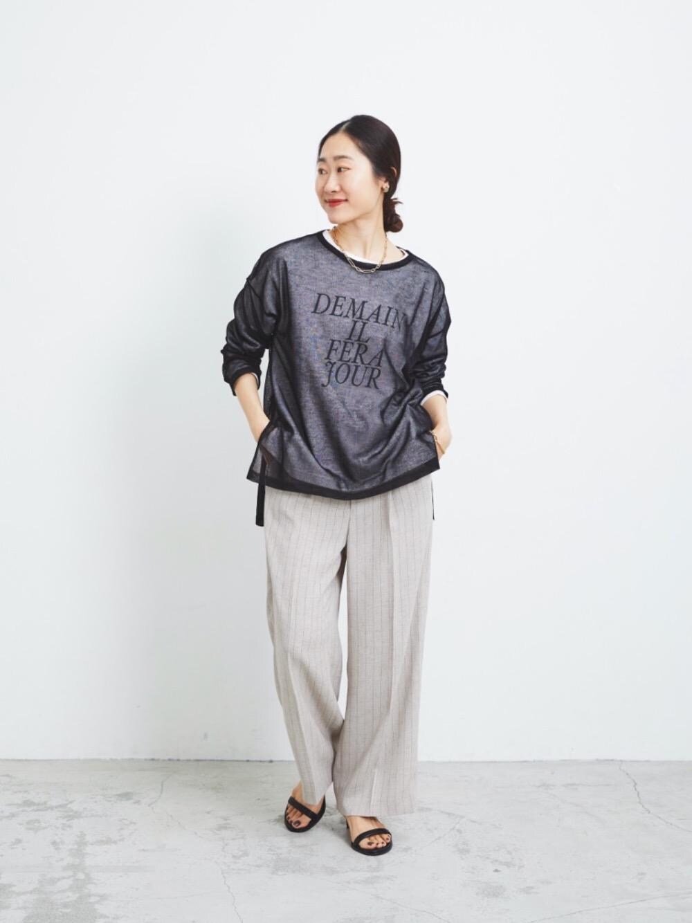 ホワイト系のTシャツ/カットソー、ブラック系のサンダル、ベージュ系のその他パンツを着用したレディースの春コーディネートの1枚目の写真