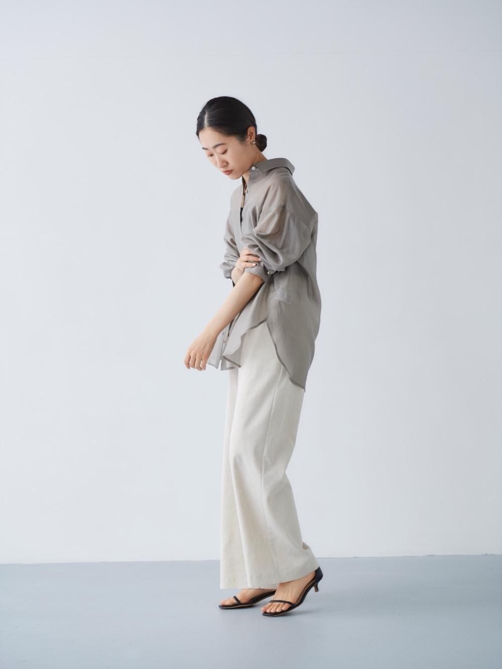 ベージュ系のその他パンツ、ブラック系のベストを着用したレディースの春コーディネートの1枚目の写真