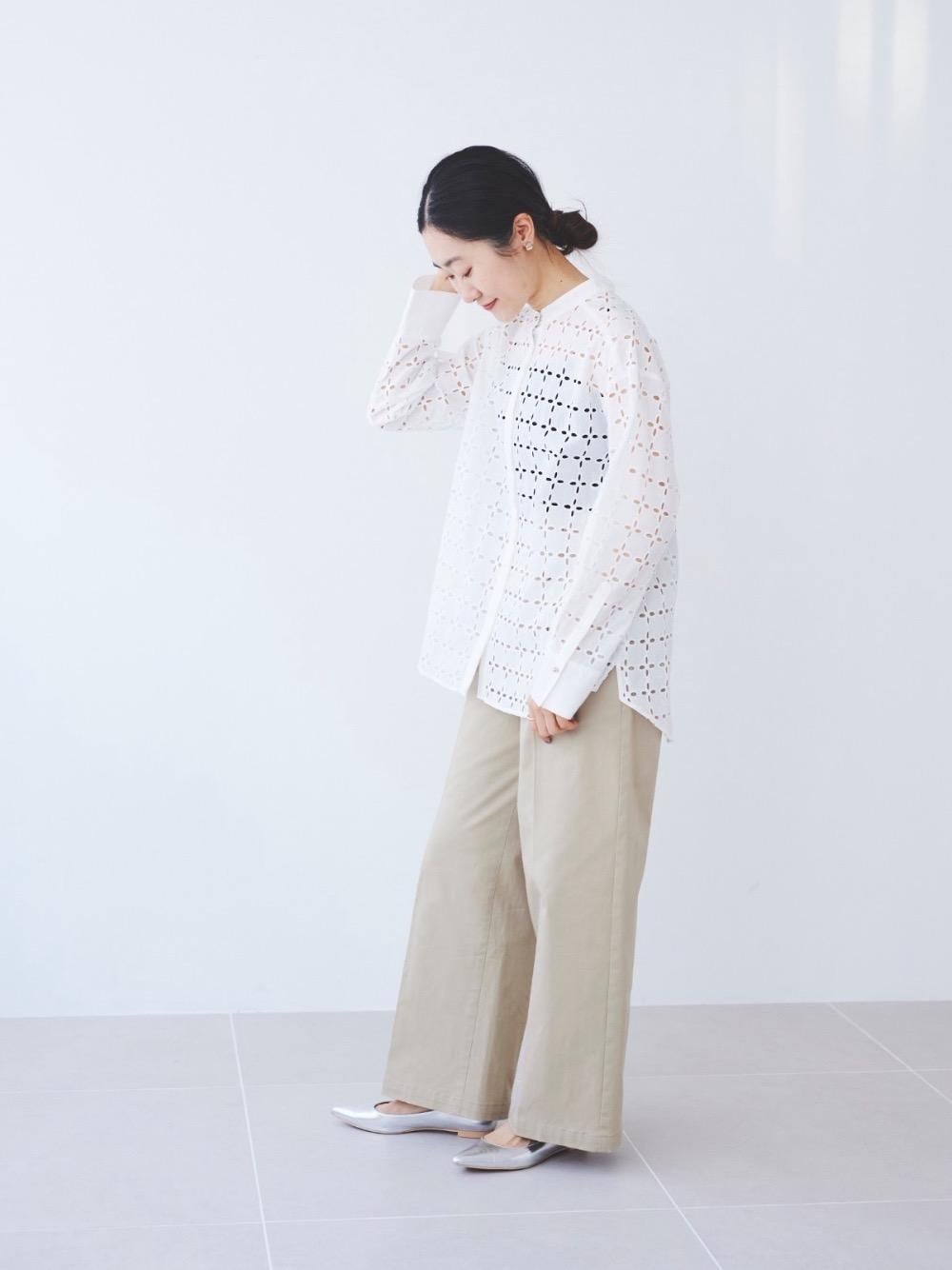 ベージュ系のその他パンツ、ホワイト系のシャツ/ブラウスを着用したレディースの春コーディネートの1枚目の写真