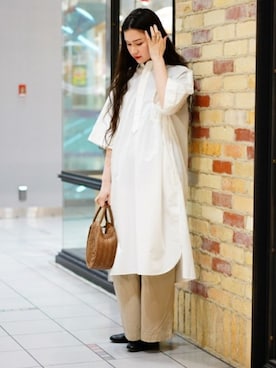 「スリットパンツ」｜「アイテム（シャツワンピース）」を使った、MARUERIさん（レディース・164cm）の夏コーディネート