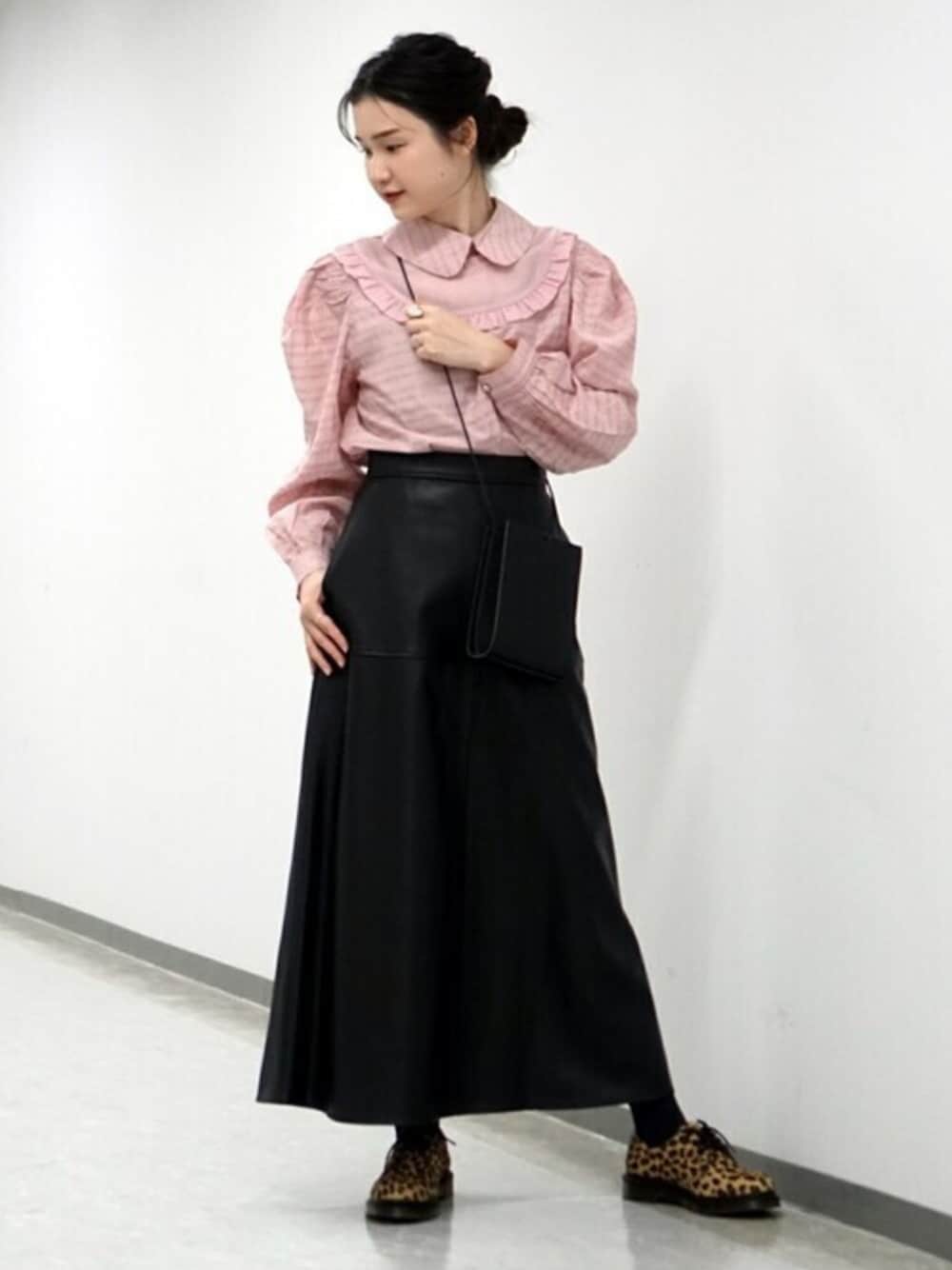 ピンク系のシャツ/ブラウス、ブラック系のスカート、その他のブーツを着用したレディースの冬コーディネートの1枚目の写真