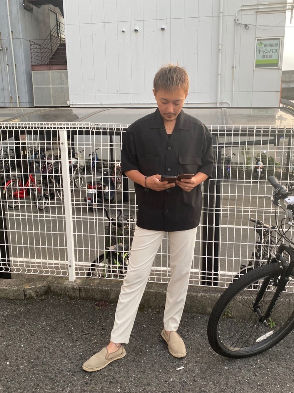 「大人カジュアル、メンズ、おしゃれさんと繋がりたい、GU、リラックススタイル、夏コーデ、シャツスタイル、黒」｜「GUのアイテム（シャツ/ブラウス、ブラック系）」を使った、takapiiさん（メンズ・170cm）の春コーディネートの1枚目の写真