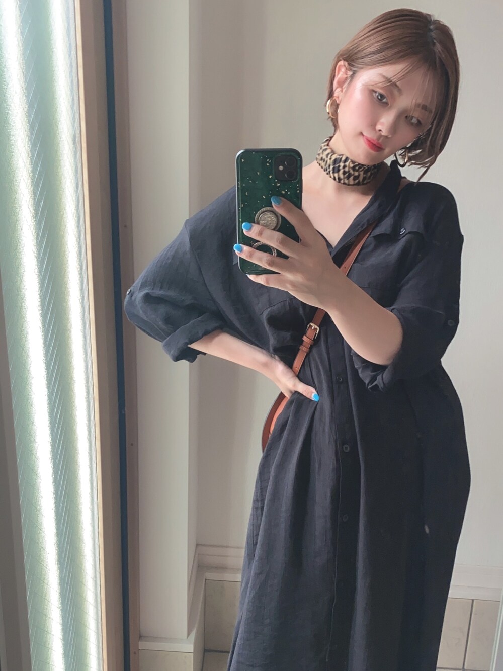 「AW、スカーフ、アニマル、ワンピース、カジュアル、おしゃれさんと繋がりたい、秋のコーデ、ootd、シャツワンピ、プチプラコーデ」｜「SHOO・LA・RUEの【M-3L】スラブシャツワンピース（ワンピース、ブラック系）」を使った、takapiiさん（レディース・159cm）の夏コーディネートの1枚目の写真