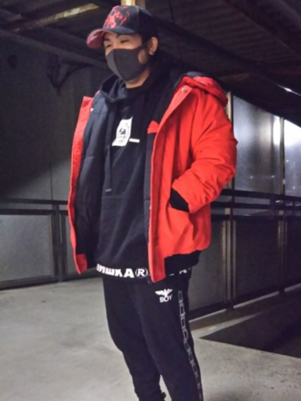 「ビッグシルエット、お洒落さんとつながりたい、ミシカ、ボーイロンドン、アディダスオリジナルス、モノトーン」｜「adidas OriginalsのADIDAS / スーパースタースリッポン#	（スニーカー、ブラック系）」を使った、Takashiさん（メンズ・161cm）の冬コーディネートの1枚目の写真