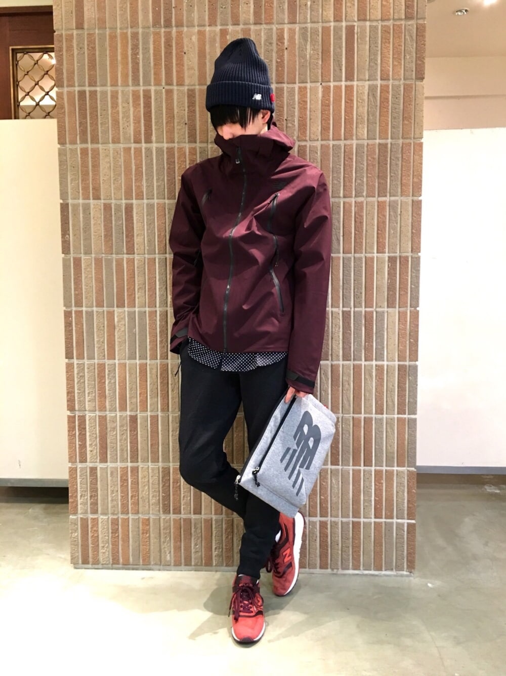 「スニーカー、ブラック、New Balance、ニューバランス、大人カジュアル、休日スタイル、ＮＢ、冬、きれいめカジュアル、NBスタイル」｜「NEW BALANCEのニットキャップ（ニットキャップ/ビーニー、ブラック系）」を使った、NEWBALANCESAPPOROさん（メンズ・176cm）の冬コーディネートの1枚目の写真