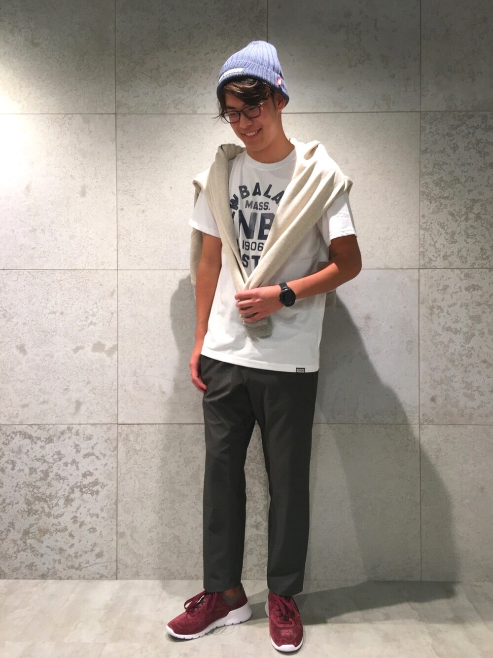 「スニーカー、夏、ニューバランス、ニットキャップ、ボルドー、NEWBALANCE、ＮＢ、腕時計、白Tシャツ、NBスタイル」｜「NEW BALANCEのボストンT（トップス、ホワイト系）」を使った、NEWBALANCESAPPOROさん（メンズ・184cm）の夏コーディネートの1枚目の写真