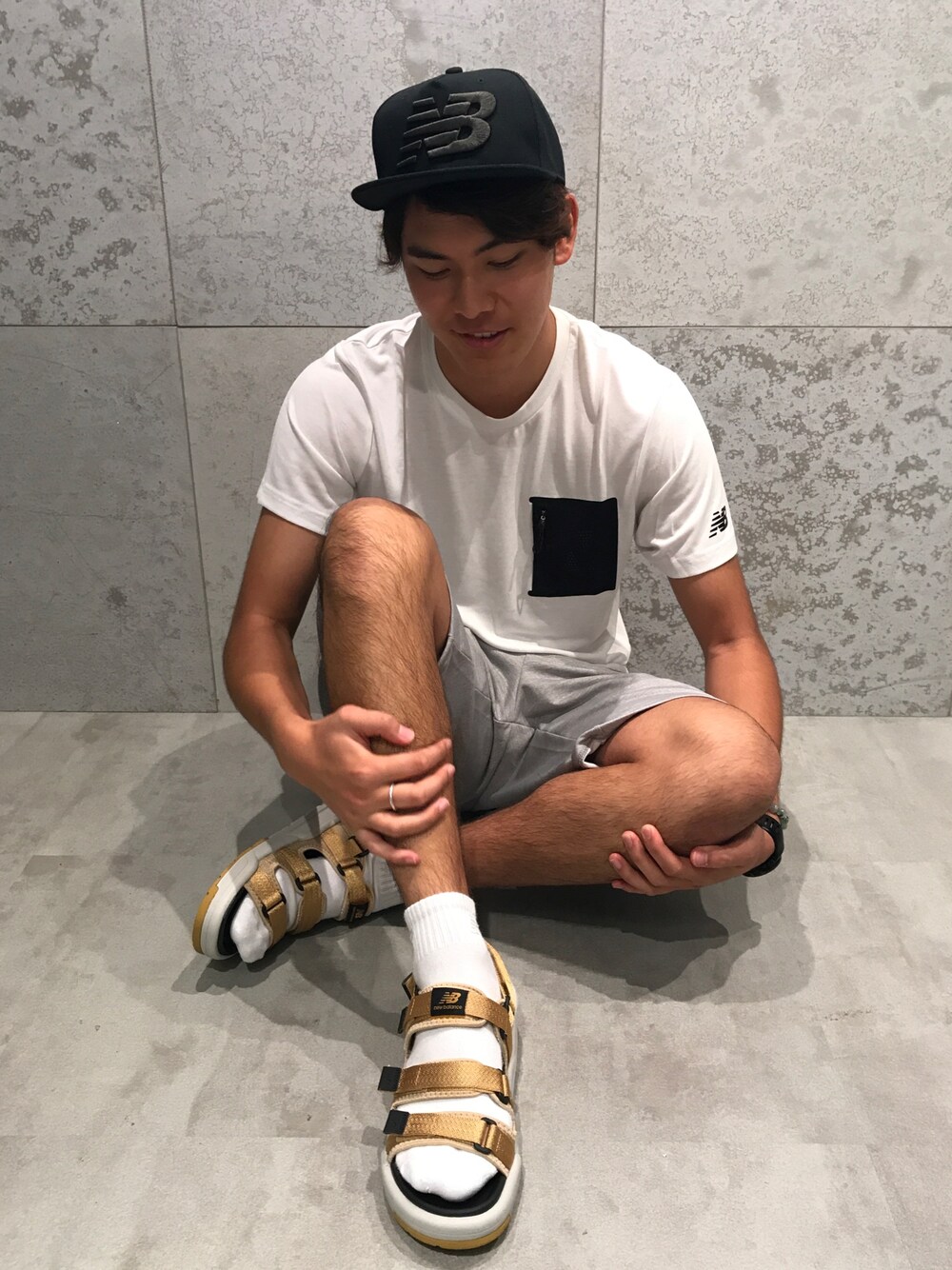 「カジュアル、夏、New Balance、ニューバランス、ＮＢ、サンダル、北海道、夏コーデ、サンダルに靴下、NBスタイル」｜「NEW BALANCEのライフスタイル NBキャップ（キャップ、ブラック系）」を使った、NEWBALANCESAPPOROさん（メンズ・184cm）の夏コーディネートの1枚目の写真