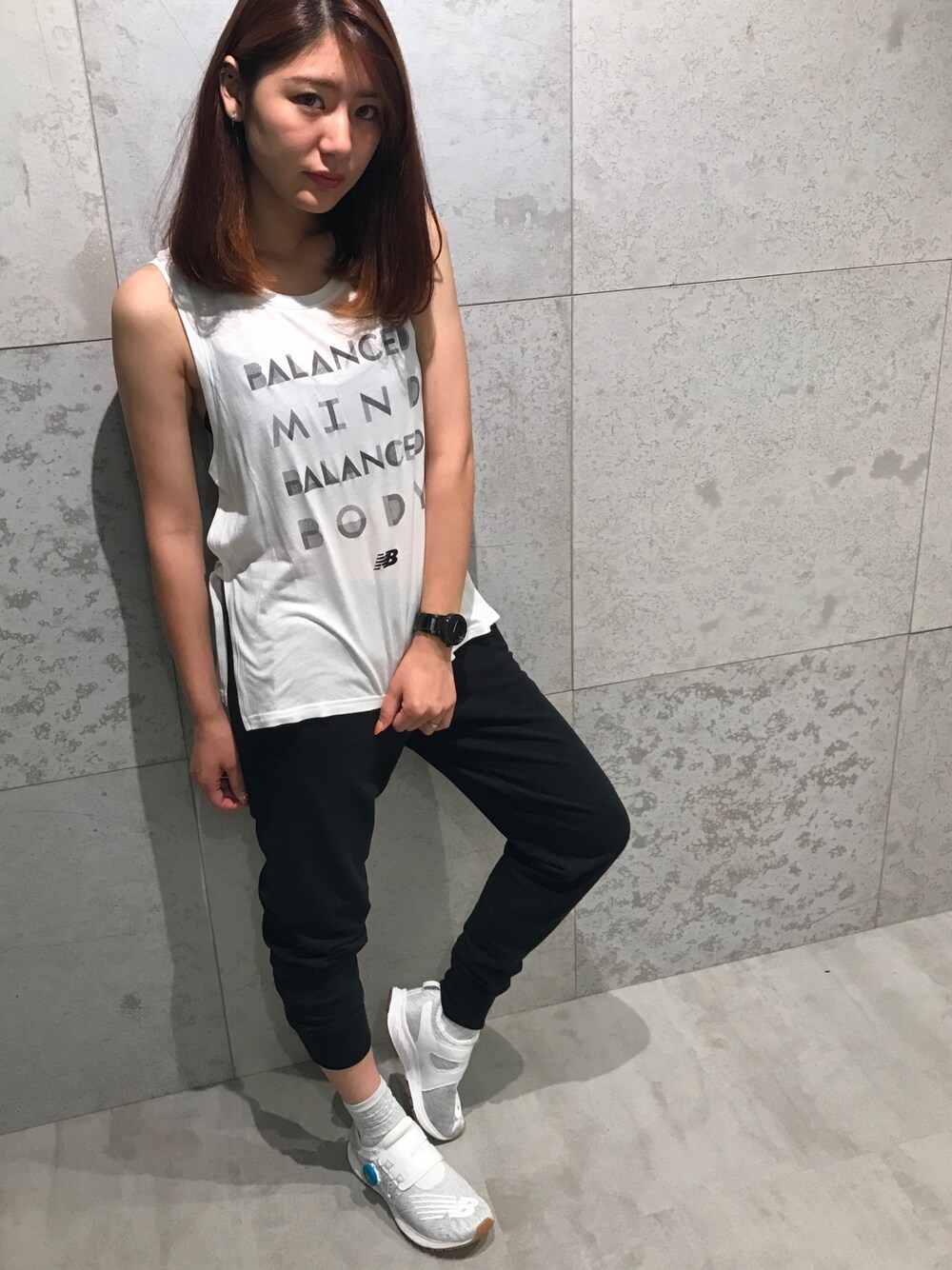 「スニーカー、夏、ニューバランス、NEWBALANCE、モノトーン、ＮＢ、北海道、スタンス、ノースリーブ、NBスタイル」｜「NEW BALANCEのクロップブラトップ（ブラジャー、ブラック系）」を使った、NEWBALANCESAPPOROさん（レディース・165cm）の夏コーディネートの1枚目の写真