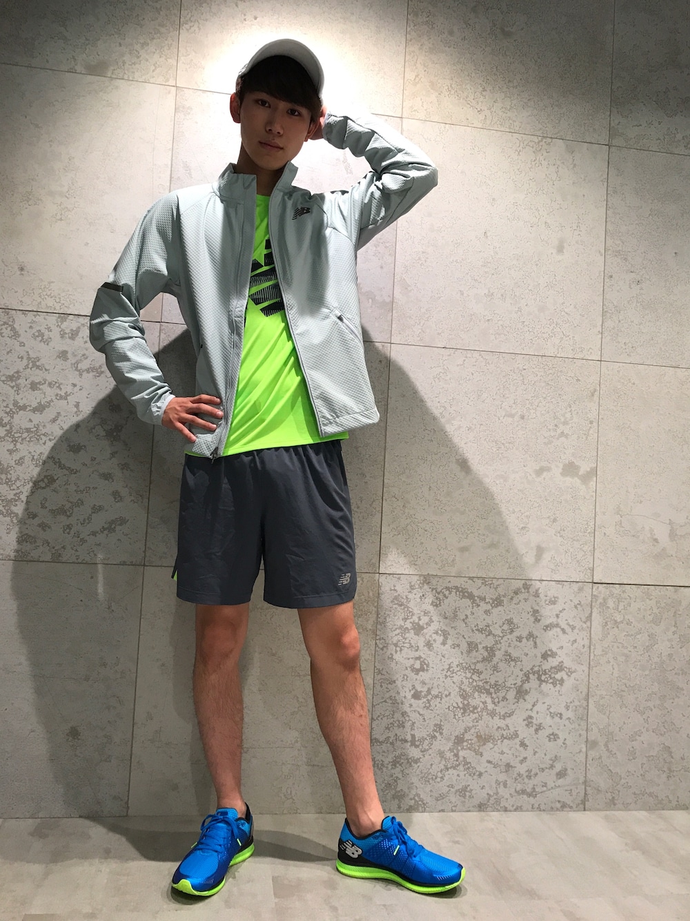 「トレンド、New Balance、ニューバランス、ＮＢ、ランニング、スポーツ、北海道、秋、マラソン、NBスタイル」｜「NEW BALANCEのアクセレレイトグラフィック ショートスリーブＴシャツ（Tシャツ/カットソー、グリーン系）」を使った、NEWBALANCESAPPOROさん（メンズ・177cm）の夏コーディネートの1枚目の写真