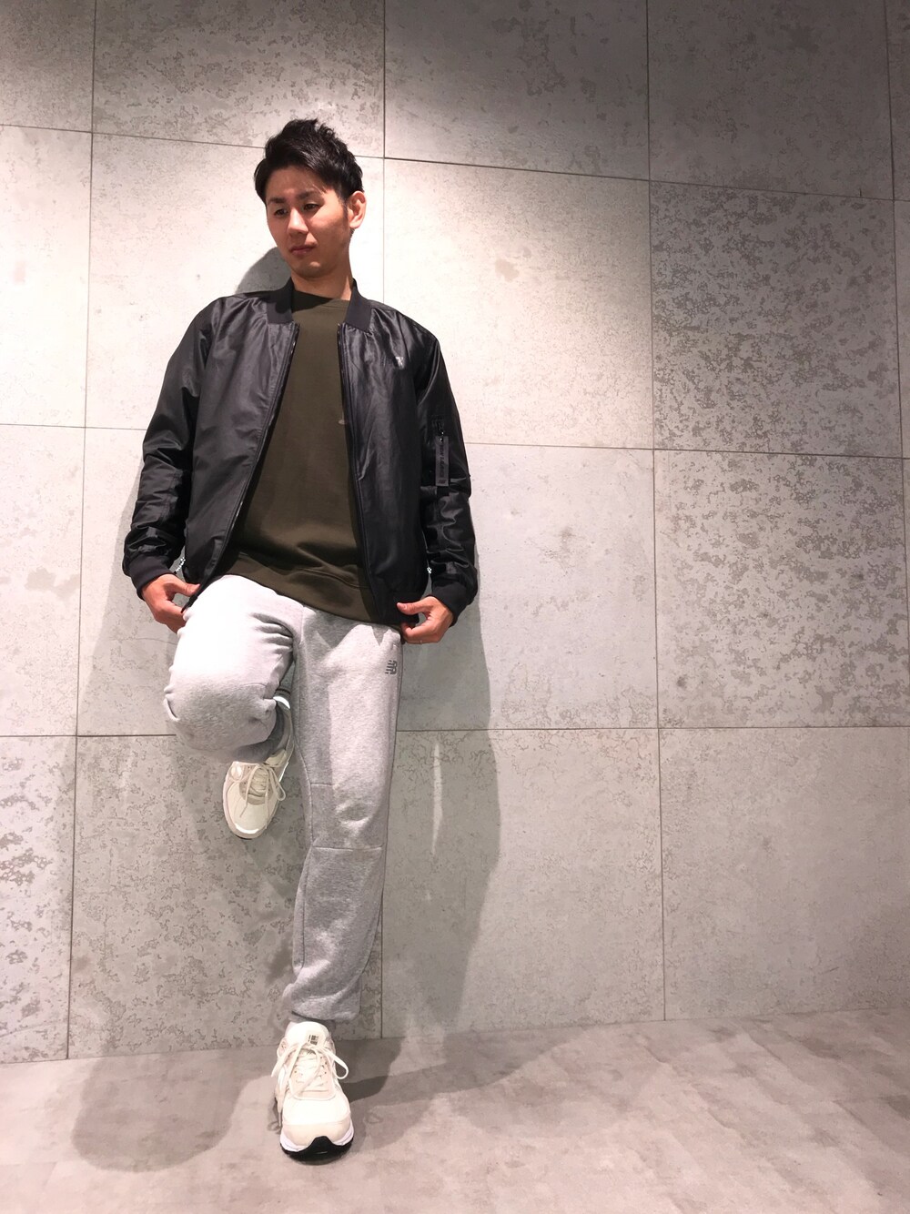 「stussy、コラボ、ニューバランス、ストリート、NEWBALANCE、ＮＢ、北海道、秋冬、NBスタイル、M990V4」｜「NEW BALANCEの247スポーツボンバー（ブルゾン、ブラック系）」を使った、NEWBALANCESAPPOROさん（メンズ・176cm）の秋コーディネートの1枚目の写真
