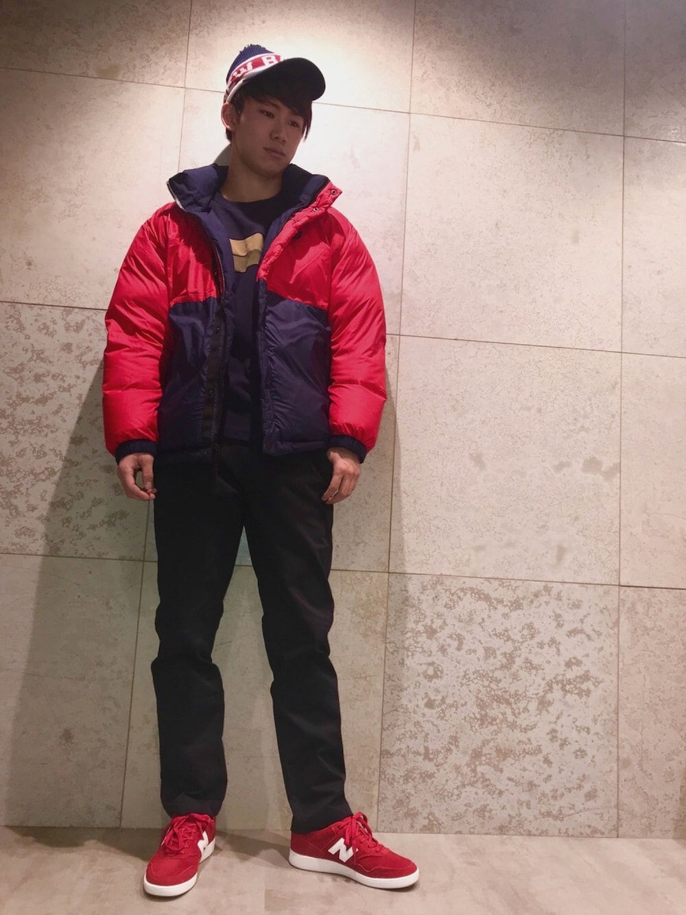 「ダウンジャケット、ニューバランス、ネイビー、赤、NEWBALANCE、冬コーデ、ＮＢ、札幌、ストリートMIX、NBスタイル」｜「NEW BALANCEのボーダーロングスリーブT（トップス、ブルー系）」を使った、NEWBALANCESAPPOROさん（メンズ・177cm）の秋コーディネートの1枚目の写真