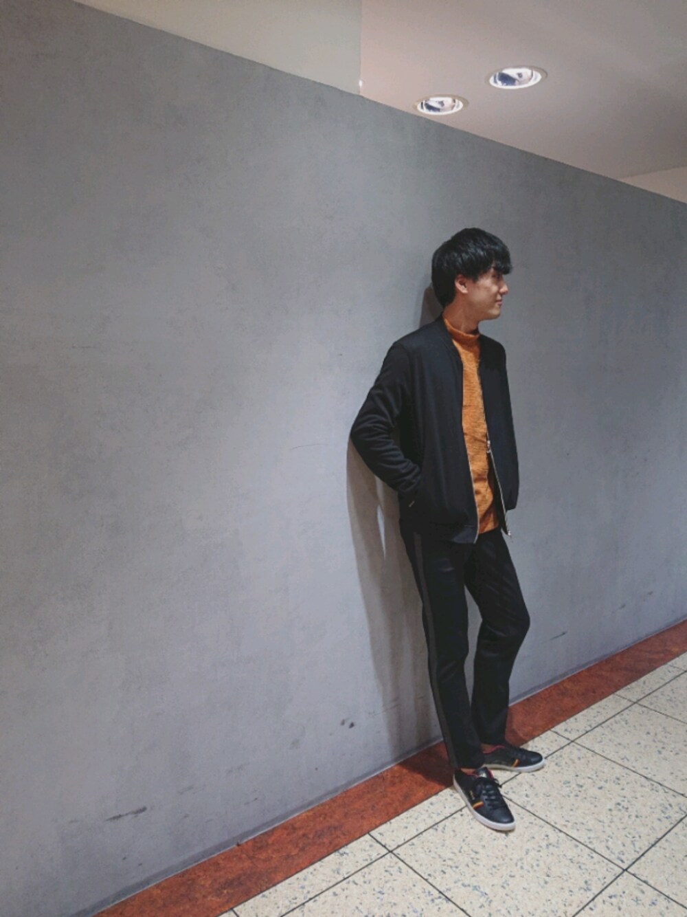 ブラック系のブルゾン、その他のその他パンツを着用したメンズの秋コーディネートの1枚目の写真