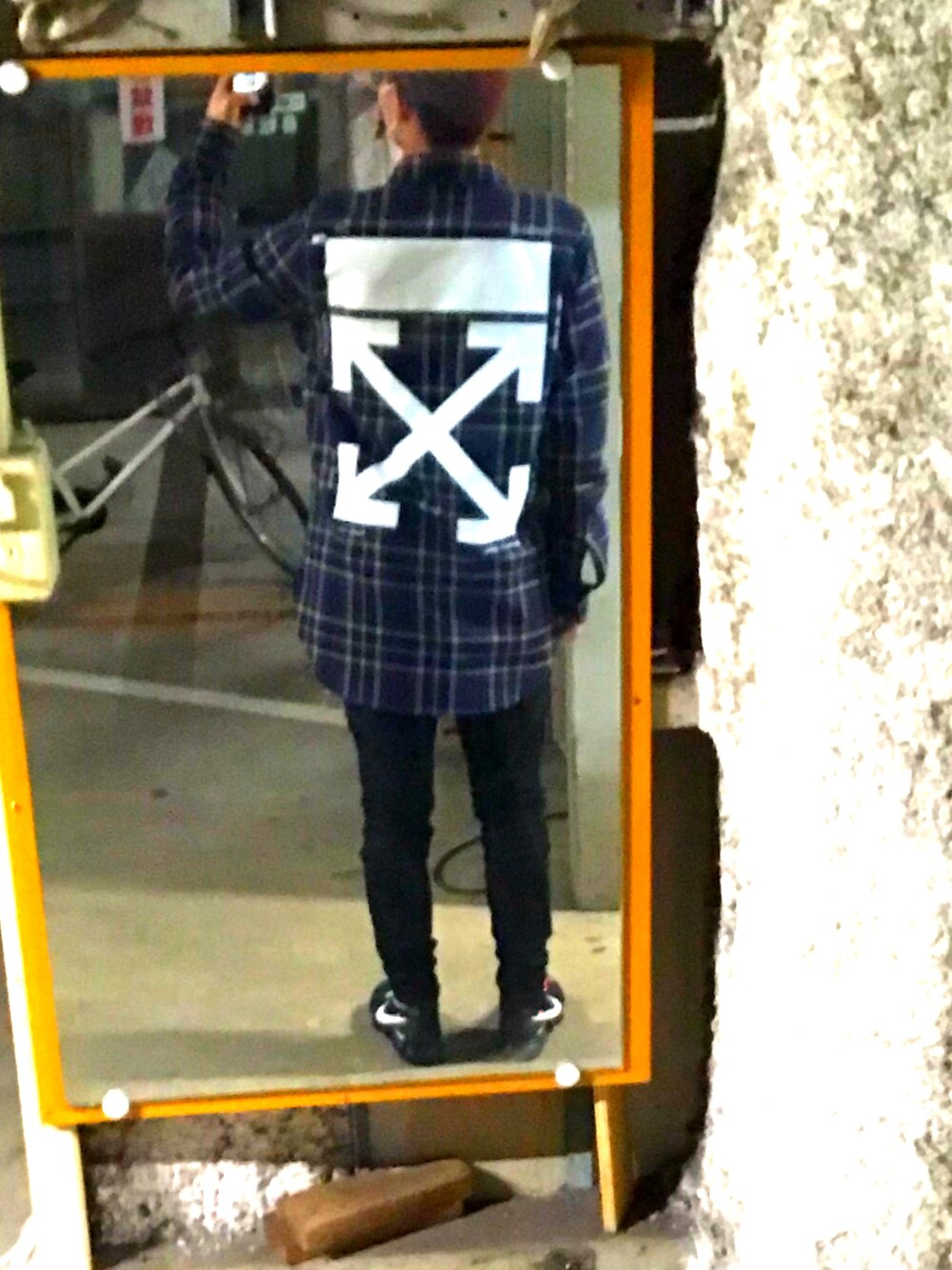 「春コーデ、シンプル、スニーカー、ビッグシルエット、ストリート、デニム、street、おしゃれさんと繋がりたい、ootd」｜「off whiteのアイテム（シャツ/ブラウス、ブルー系）」を使った、YUKIさん（メンズ・177cm）の春コーディネートの1枚目の写真