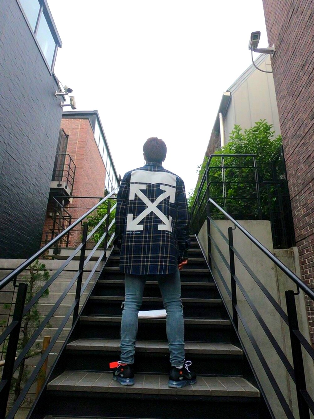 「きれいめカジュアル、はるコーデ、スニーカー、黒、streetstyle、NIKE、off white、ootd、お洒落さんとつながりたい、チェックシャツ」｜「off whiteのアイテム（シャツ/ブラウス、ブルー系）」を使った、YUKIさん（メンズ・177cm）の春コーディネートの1枚目の写真