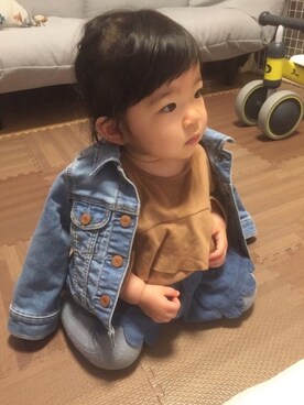「肩掛け」｜「アイテム（デニムジャケット）」を使った、Uさん（キッズ・70cm）の春コーディネート