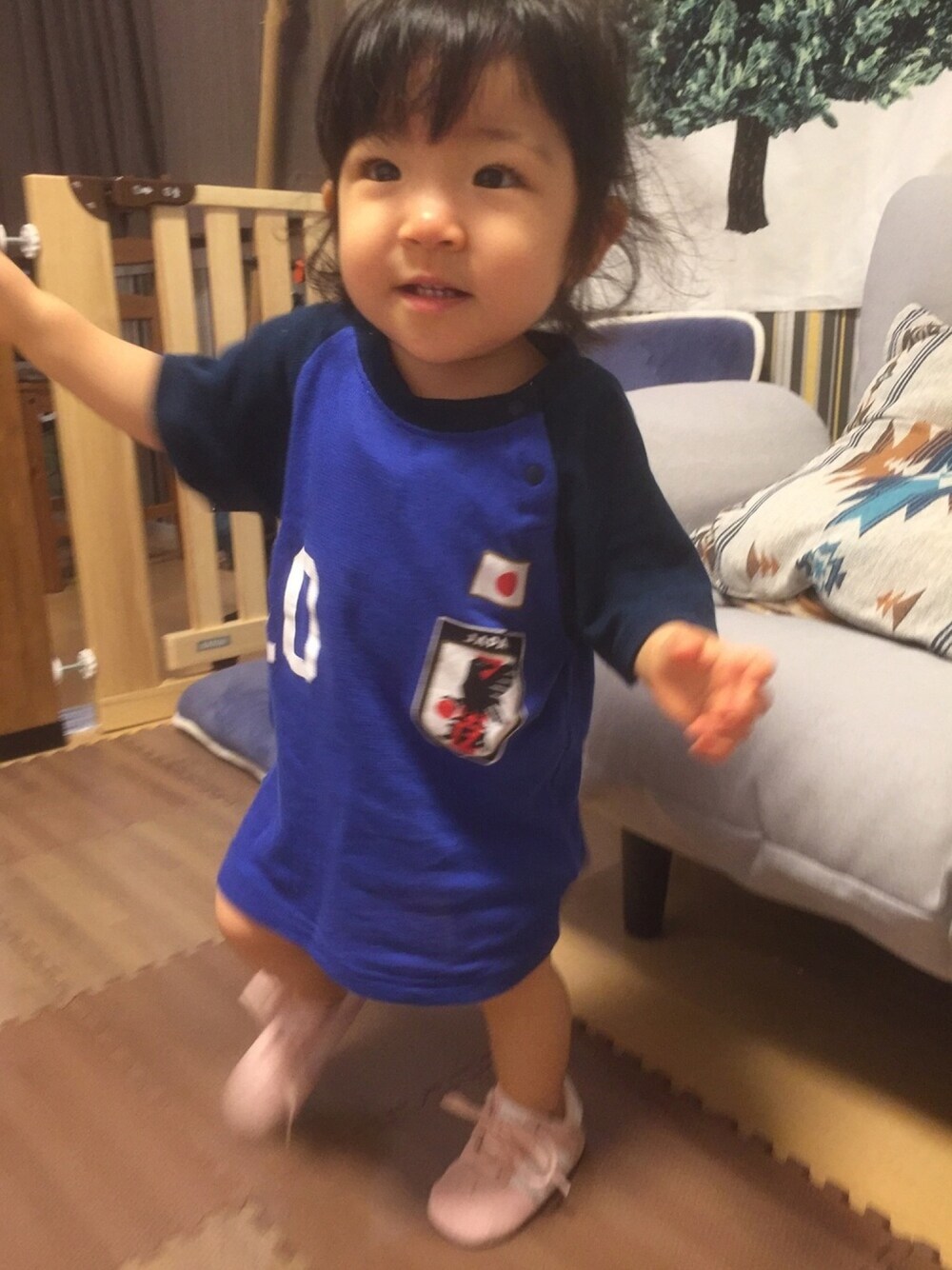 「サッカー日本代表応援コーデ、W杯、日本代表ウェア、JFA、adidas、ベビーシューズ、ポニーテール、1歳4ヶ月、サムライブルー」｜「Babiesrusのサッカー日本代表　半袖パジャマ　12番（ブルー×90cm）（ルームウェア/パジャマ、ブルー系）」を使った、Uさん（キッズ・70cm）の夏コーディネートの1枚目の写真