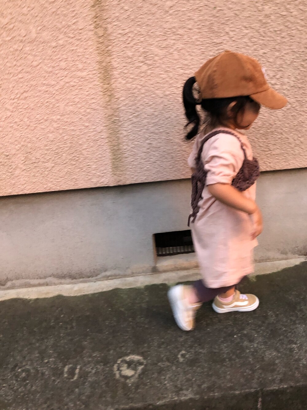 「秋のカフェオレコーデ、秋のコーデ、リブレギンス、ゆるコーデ、ビスチェ、VANS、オールドスクール、カジュアル、女の子コーデ、2歳6ヶ月」｜「petit mainのロングスリット長袖Ｔシャツ（Tシャツ/カットソー、ピンク系）」を使った、Uさん（キッズ・80cm）の秋コーディネートの1枚目の写真