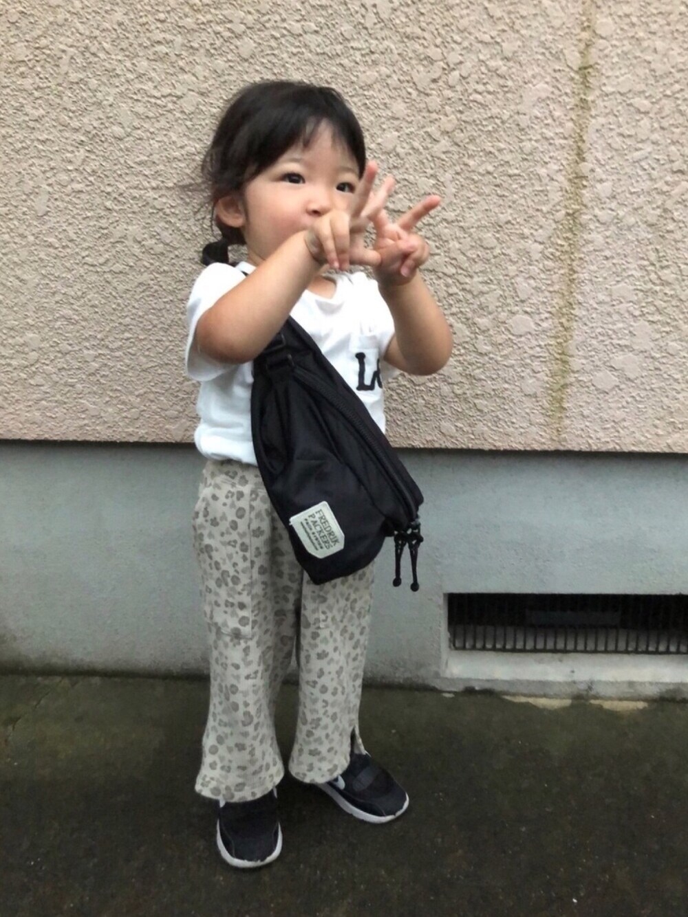 ホワイト系のTシャツ/カットソー、ブラック系のボディバッグ/ウエストポーチ、ブラウン系のその他パンツを着用したキッズの秋コーディネートの1枚目の写真