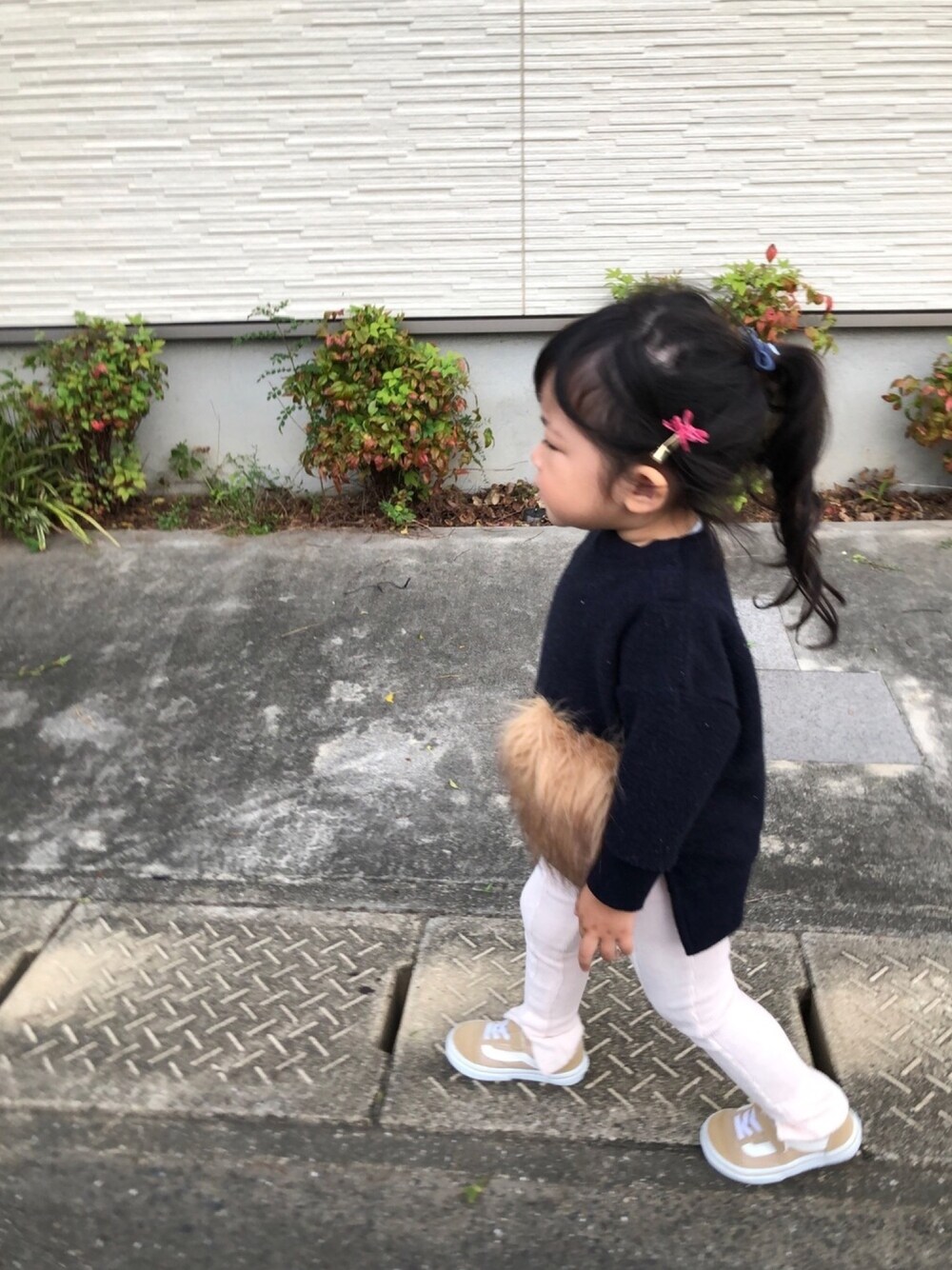「秋コーデ、ファーポケット、コーデュロイ、おんなのこコーデ、スリットレギンス、オールドスクール、公園、スニーカーコーデ、2歳8ヵ月、女の子」｜「petit mainのちびリボンクリップセット（バレッタ/ヘアクリップ、ピンク系）」を使った、Uさん（キッズ・80cm）の秋コーディネートの1枚目の写真
