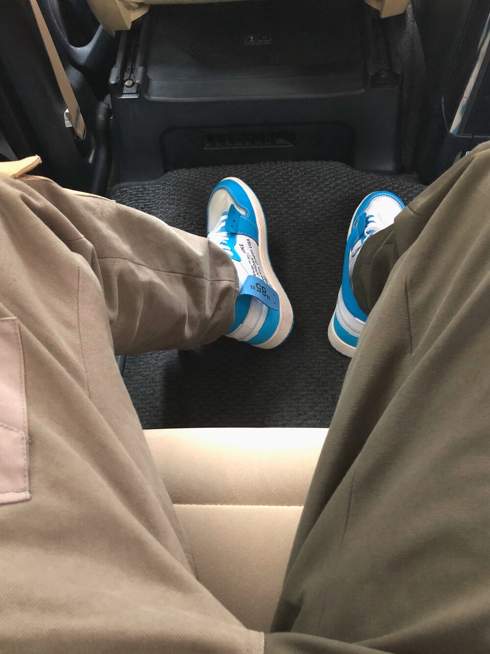 「シンプル、スニーカー、gosharubchinskiy、off white、NIKE、aj1、おしゃれさんと繋がりたい、inthecar、ストリート」｜「Gosha Rubchinskiyのアイテム（カーゴパンツ、グリーン系）」を使った、ル゛さん（メンズ・188cm）の秋コーディネートの1枚目の写真
