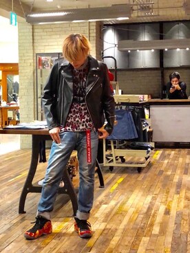 「金髪」｜「アイテム（ライダースジャケット）」を使った、カイさん（メンズ・176cm）の秋コーディネート