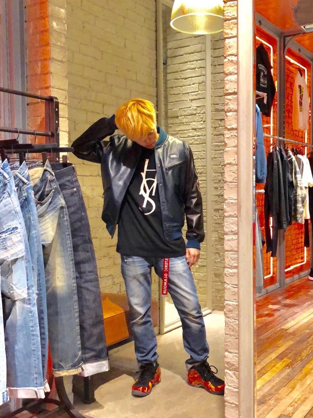 「レザー、Hysteric Glamour、金髪、秋コーデ」｜「HYSTERIC GLAMOURのHYS LOGO pt ポケ付T-SH（Tシャツ/カットソー、ブラック系）」を使った、カイさん（メンズ・176cm）の秋コーディネートの1枚目の写真