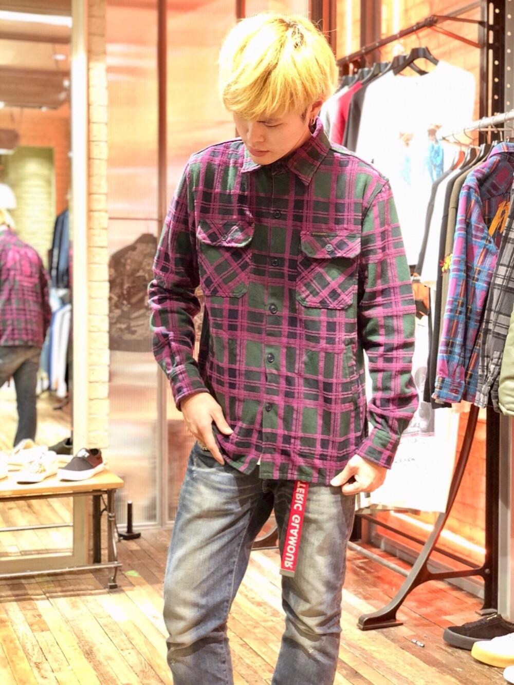 ブルー系のデニムパンツ、グリーン系のシャツ/ブラウスを着用したメンズの秋コーディネートの1枚目の写真