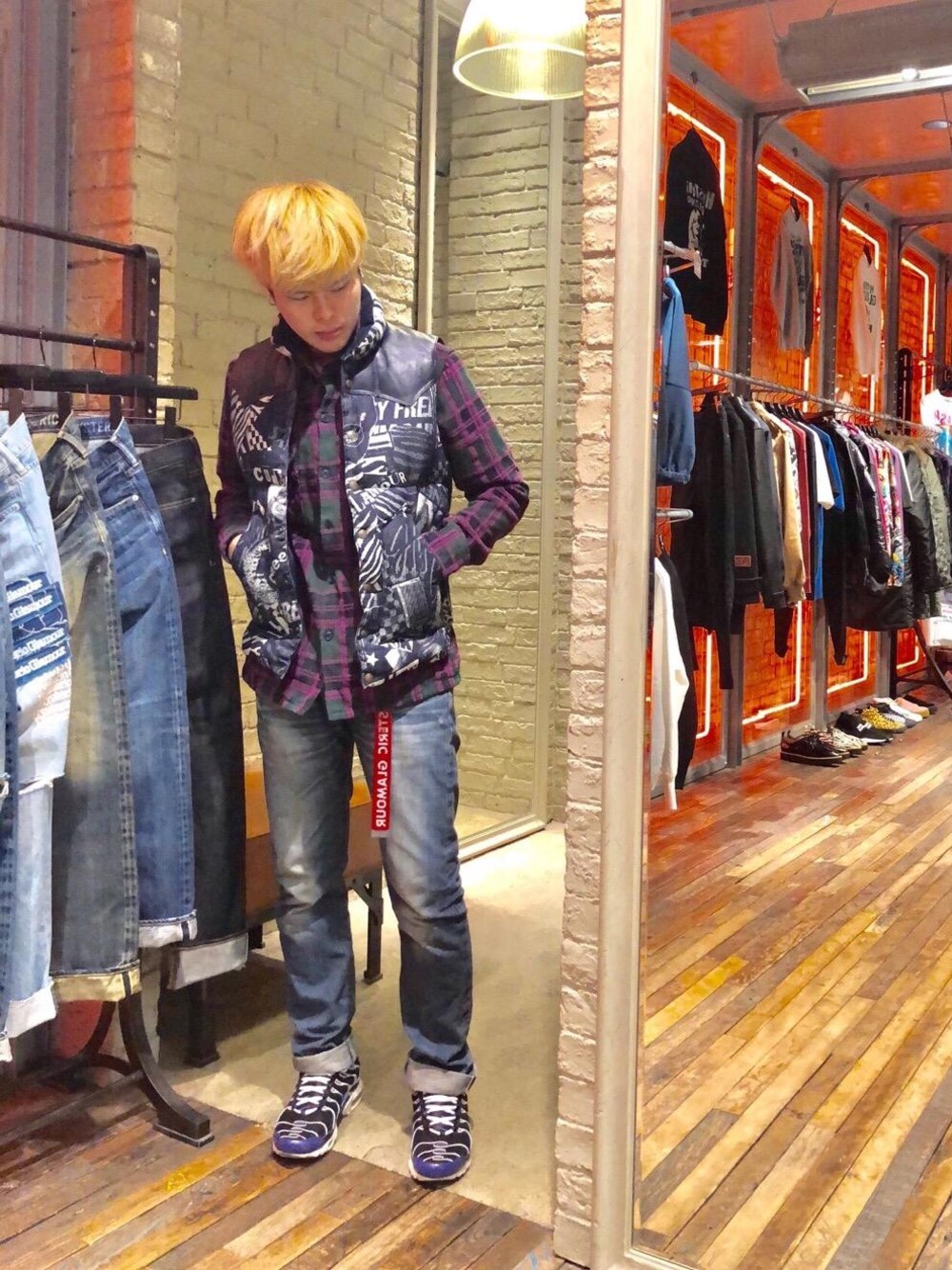 ブルー系のベスト、ブルー系のデニムパンツ、グリーン系のシャツ/ブラウスを着用したメンズの秋コーディネートの1枚目の写真