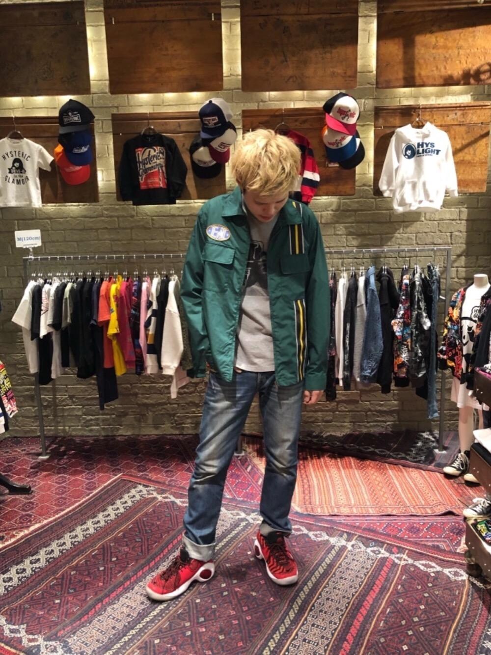 「カジュアル、シンプル、ストリート、大人カジュアル、Hysteric Glamour、ラフ、金髪、春コーデ」｜「HYSTERIC GLAMOURのHI FI WOMAN pt リブ付Tシャツ（Tシャツ/カットソー、グレー系）」を使った、カイさん（メンズ・176cm）の春コーディネートの1枚目の写真