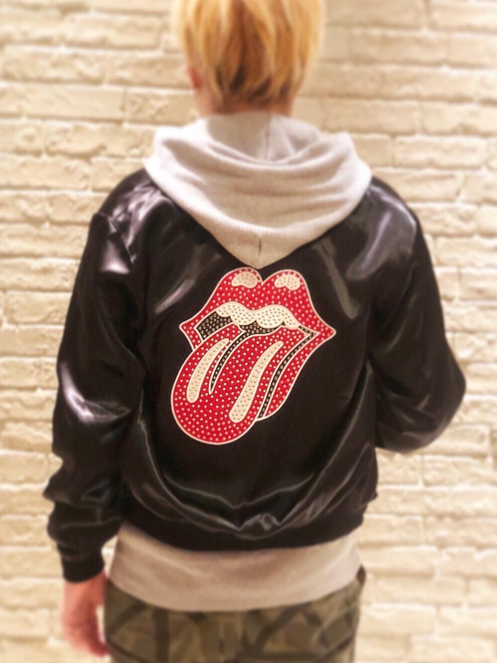 「Hysteric Glamour、ヒステリックグラマー、THE ROLLING STONES」｜「HYSTERIC GLAMOURのTHE ROLLING STONES/LIPS&TONGUEアップリケ スーベニアジャケット（スカジャン、ブラック系）」を使った、カイさん（メンズ・176cm）の春コーディネートの1枚目の写真