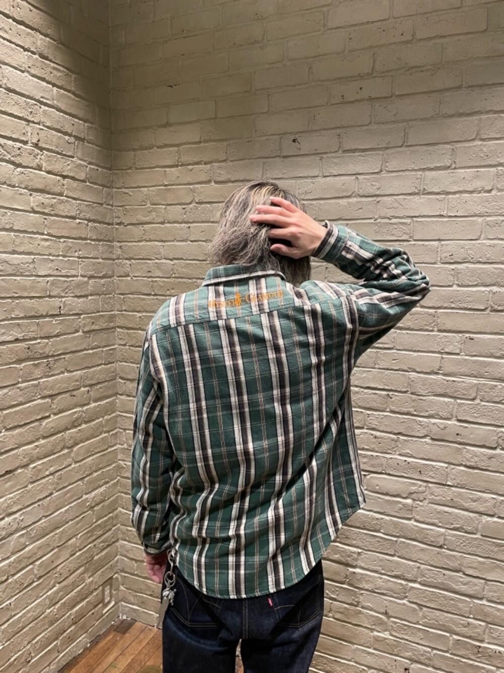 ブルー系のデニムパンツ、グリーン系のシャツ/ブラウス、シルバー系のウォレットチェーンを着用したメンズの秋コーディネートの1枚目の写真