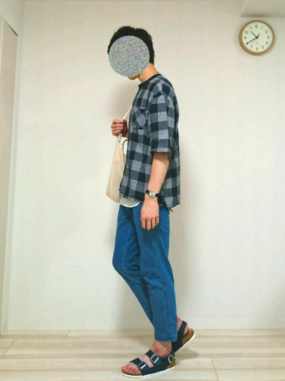 ホワイト系のタンクトップ、ブラック系のTシャツ/カットソー、ブルー系のデニムパンツを着用したメンズの夏コーディネートの1枚目の写真