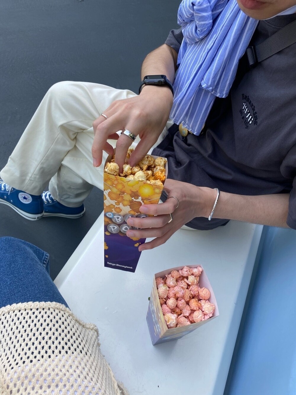 ブルー系のシャツ/ブラウス、ホワイト系のデニムパンツ、グレー系のショルダーバッグを着用したレディースの春コーディネートの1枚目の写真