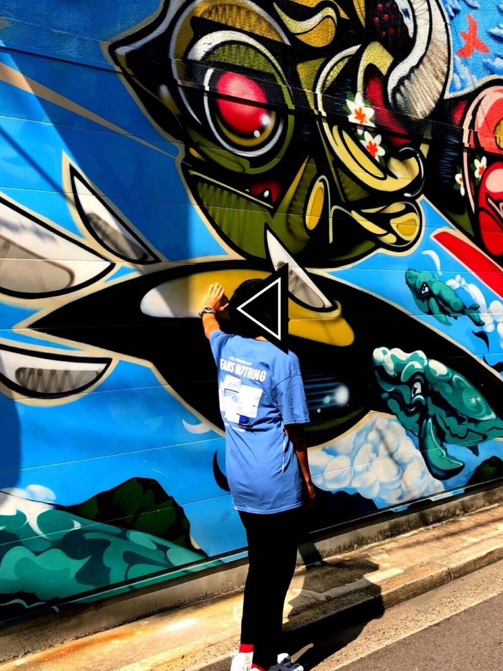 「夏、高校生、Tシャツ、ゆるコーデ、プリントT、スラックス、ラフ」｜「MAGIC STICKのアイテム（Tシャツ/カットソー、ブルー系）」を使った、ルルイエ®️さん（メンズ・170cm）の夏コーディネートの1枚目の写真