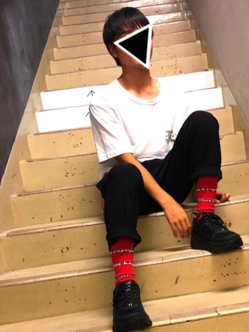 「夏、Tシャツ、スニーカー、おしゃれさんと繋がりたい、スラックス、高校生、blackeyepatch、モノトーン、休日スタイル、夏のワントーンコーデ」｜「HOKAのHOKA ONE ONE(R)  "Bondi 6" 1019269（スニーカー、ブラック系）」を使った、ルルイエ®️さん（メンズ・170cm）の夏コーディネートの1枚目の写真